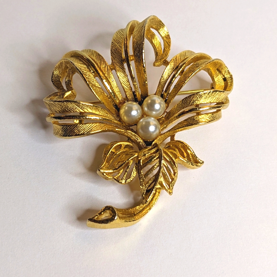 Vintage Lisner Gold-Tone Floral Brooch With Faux Pearls 28$